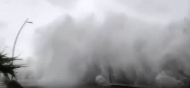 Ciclone Harry, a Roccalumera un muro d’acqua sul lungomare (VIDEO)