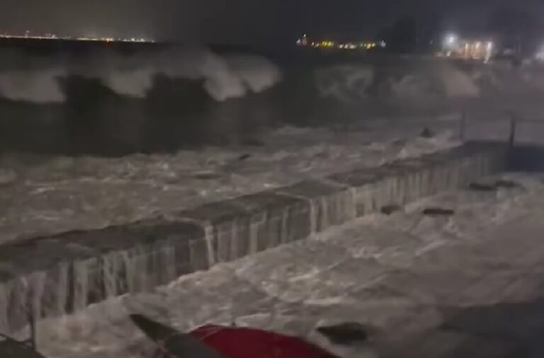 Ciclone in Sicilia, la mareggiata sferza lo Stretto (VIDEO)