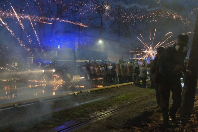 Guerriglia al corteo Askatasuna a Torino, aggredito un poliziotto, incendi in strada e diversi feriti
