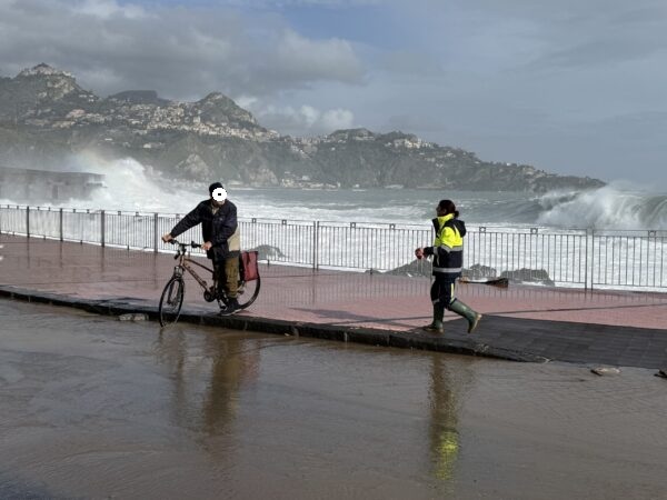Ciclone Harry, pazzie a Taormina e Naxos: curiosi e collezionisti di selfie all’assalto dei luoghi del disastro