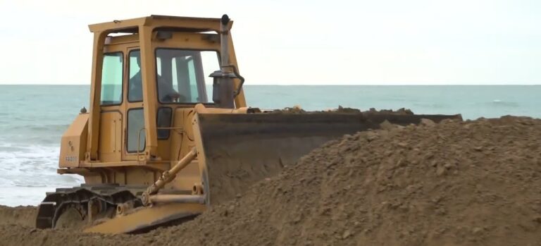 Allerta Ciclone in Sicilia, corsa contro il tempo per difendere la zona ionica dalle mareggiate