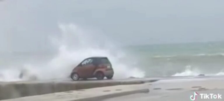 Sicilia nella tempesta, ma c’è chi sfida il mare: gesto folle sulla costa orientale (VIDEO)