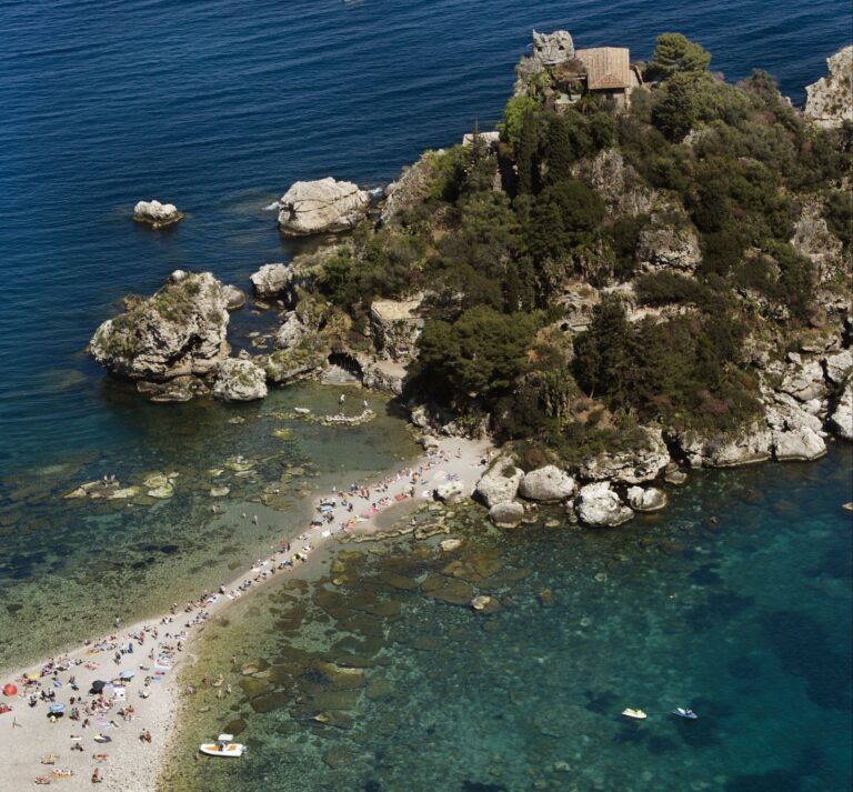 Condé Nast Traveler esalta Taormina: “Città mozzafiato, tappa obbligata per chi visita la Sicilia”
