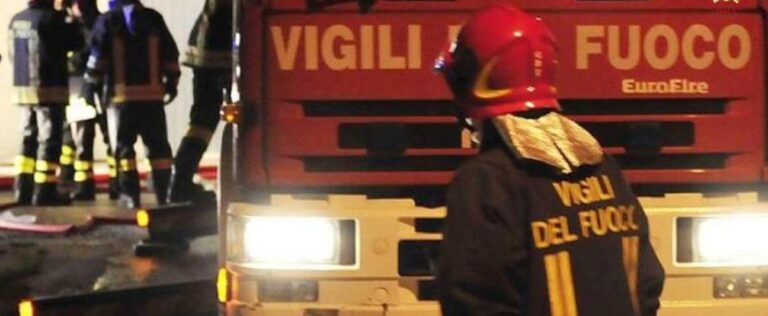 Follia a Taormina: sfida la mareggiata in auto e viene travolto da un’onda