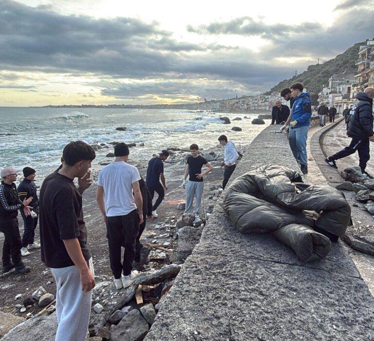 Ciclone a Naxos, volontari e ditte al lavoro senza pause: “Comunità unita per risorgere”