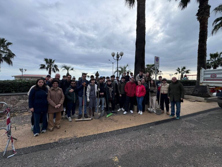 Ciclone a Taormina, a Mazzeo volontari al fianco della comunità per liberare il lungomare