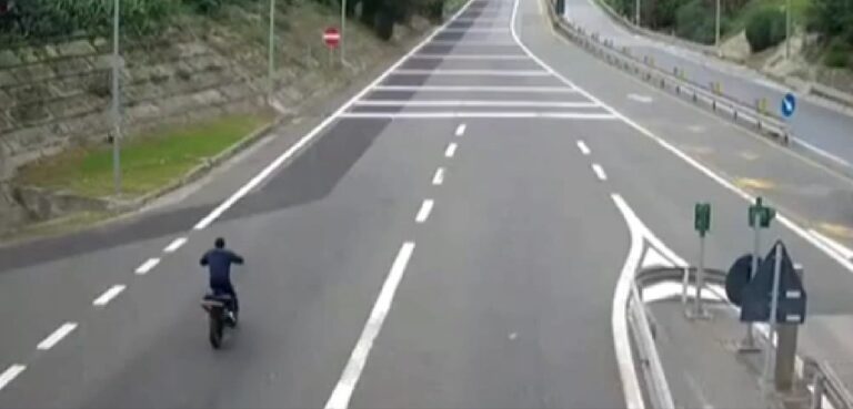 Incredibile a Naxos, 23enne entra in A18 in bicicletta: “Sono un agente speciale”. Scatta il TSO (VIDEO)