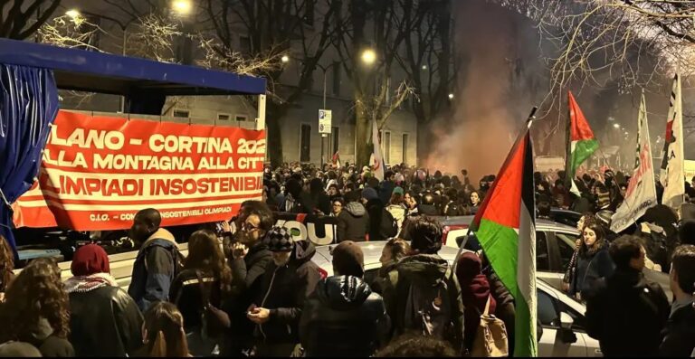 Corteo a Milano contro i Giochi, presenti 10mila persone. Fermati 6 antagonisti dopo gli scontri