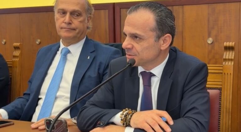 De Luca: “Matilde Siracusano non rappresenta Messina. Basta cinema e varietà”