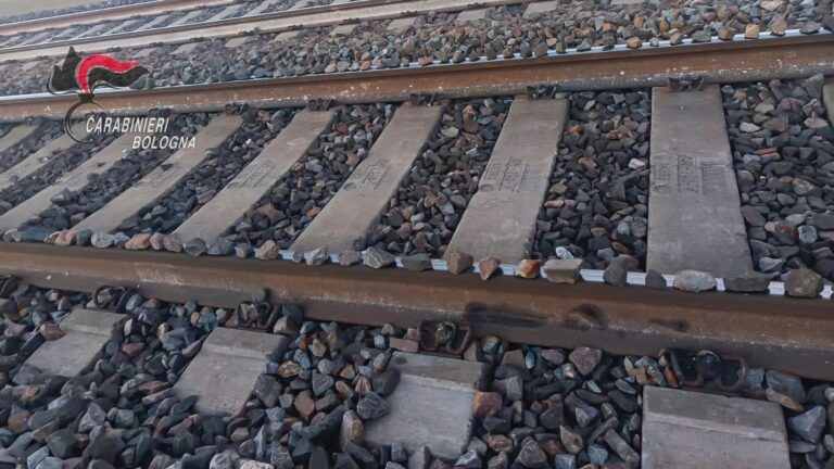 Sabotaggi alle ferrovie, arrestato nel Bolognese un 20enne che collocava pietre sulle rotaie