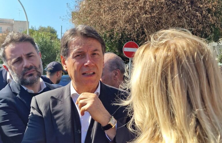 Conte in Sicilia, carica contro Meloni sul Ciclone ma si dimentica della zona Ionica
