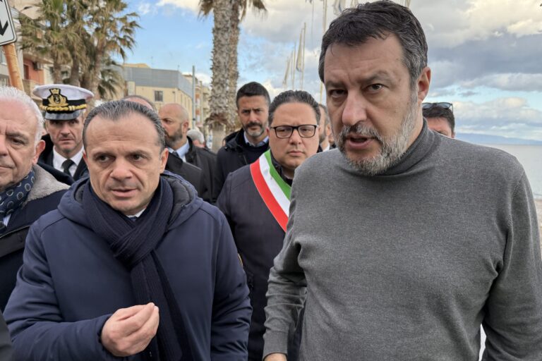 Taormina, De Luca senza freni: “Governo Meloni spara stron*ate sui Fondi FSC. Salvini torni a studiare”