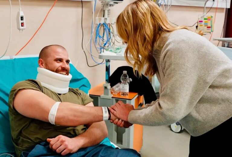 Meloni in visita ai poliziotti feriti: “Faremo ciò che serve” Meloni in visita ai poliziotti feriti: “Faremo ciò che serve”