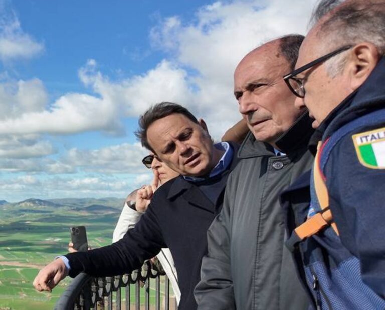 Schifani: “Al lavoro per restituire una casa agli sfollati di Niscemi”