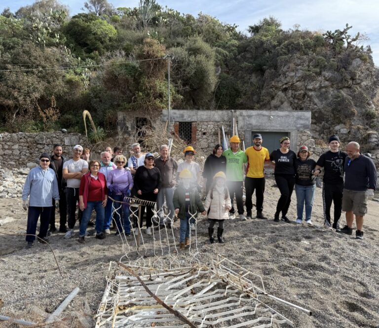 Taormina, a Mazzarò mani nude e cuori uniti per cancellare il Ciclone. Una foto che fa la storia