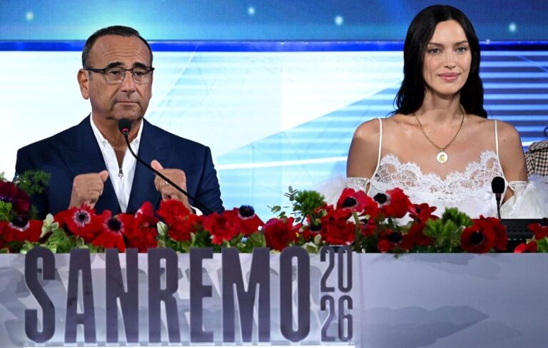 Sanremo 2026, Conti: “Poche donne in gara? Scelgo le canzoni”. Stasera Irina Shayk: “Io femminista a modo mio”