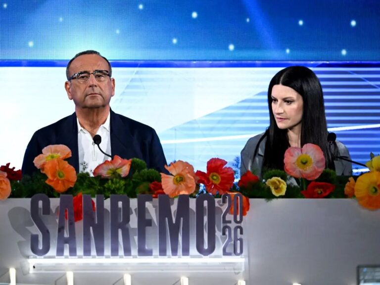 Si alza il sipario su Sanremo 2026, Conti: “Pressioni politiche? La mia storia parla per me”