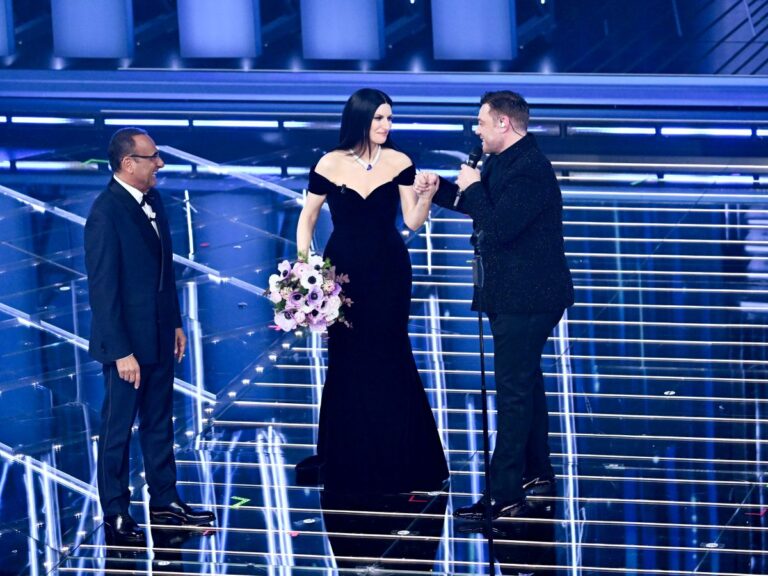 Sanremo parte nel segno di Baudo, Tiziano Ferro infiamma l’Ariston. Nella top five Arisa, Brancale, Fedez & Masini, Ditonellapiaga, Fulminacci