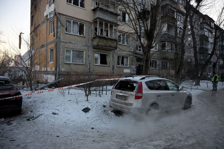 Ucraina, ancora una notte di esplosioni e raid russi su Kiev