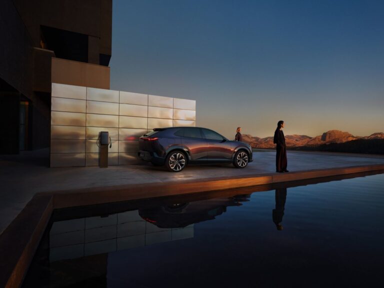 La nuova Mazda CX-6e debutta tra arte, visione e innovazione
