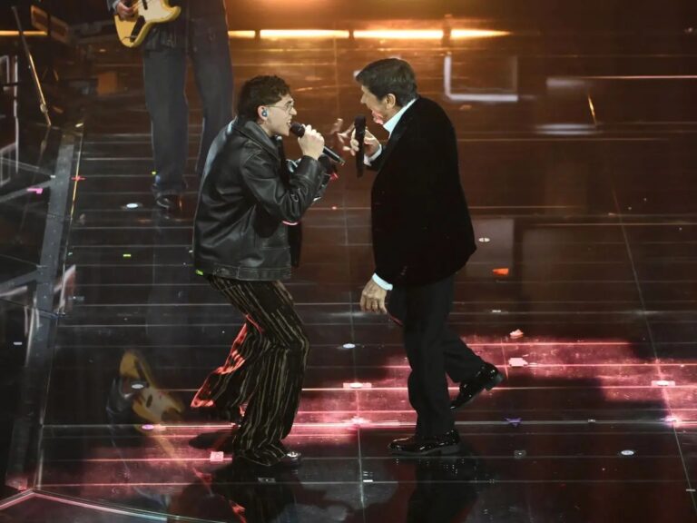 Sanremo, Morandi a sorpresa sul palco per duettare con il figlio. Premio alla carriera a Caterina Caselli