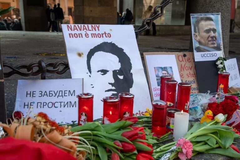 L’Europa: “Navalny è stato ucciso dalla Russia con una potente sostanza tossica”. Mosca: “E’ una bufala”