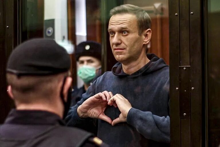 Russia ricorda Navalny tra nuove prove di avvelenamento