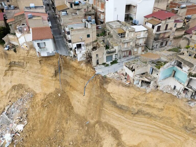 Niscemi, vigili del fuoco a lavoro per entrare nella fascia rossa