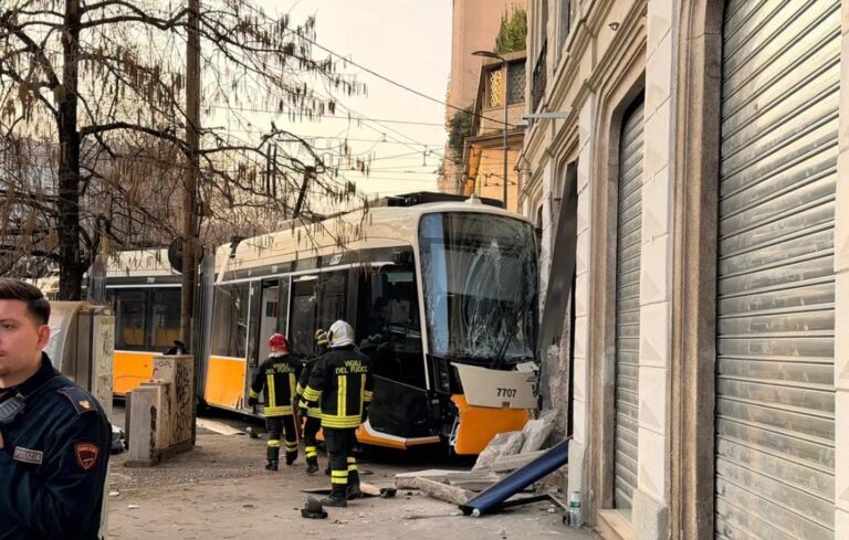 Tram deraglia a Milano e si schianta contro un palazzo, un morto e 39 feriti
