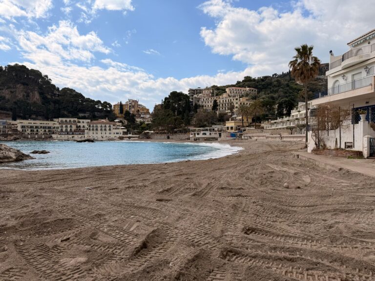 Spiagge Taormina, Asm risponde a Serapide: “Siamo in prima linea nel ripristino e pulizia del litorale”