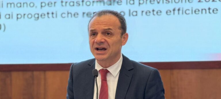 Caro-carburanti e guerra, l’ira del sindaco di Taormina: “Le lobby ci rapinano. Serve un esproprio proletario”