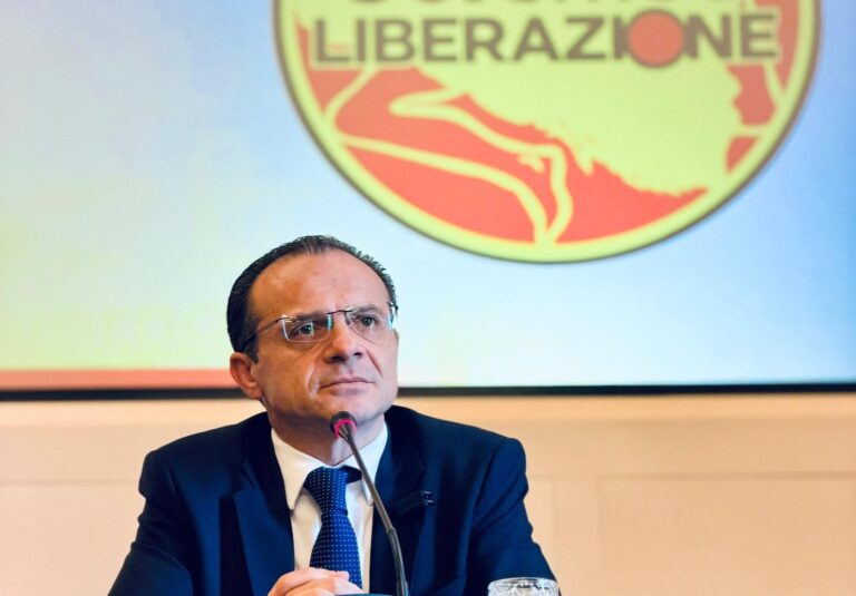 La verità di De Luca: alle sue spalle chi “scodinzola” e chi “sculetta”. Il leader e l’esercito dei cortigiani