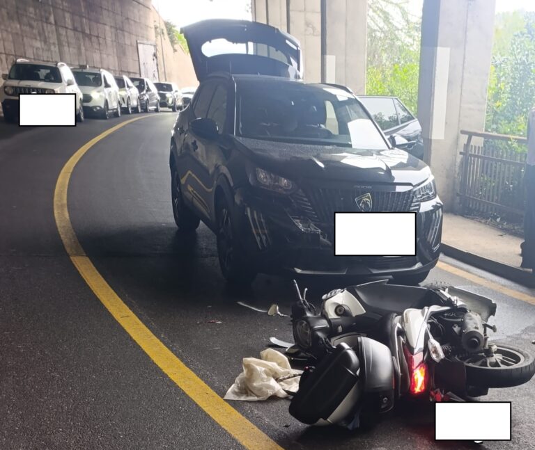 Taormina, scontro auto-scooter in Via Garipoli: 2 persone ferite