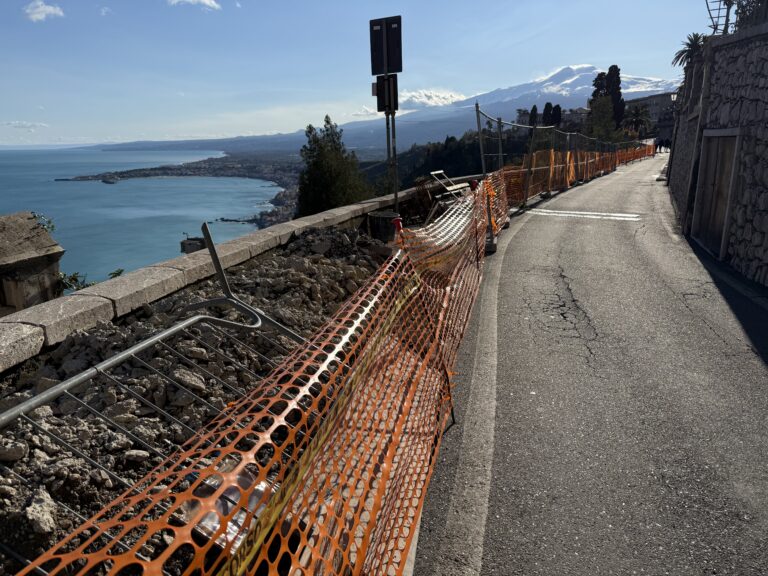 Taormina, lavori a passo di “gambero” in Via Roma. E’ l’ora di andare al…Massimo Taormina, lavori a passo di “gambero” in Via Roma. E’ l’ora di andare al…Massimo