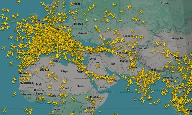 Turismo, l’immagine choc: spazio aereo deserto nei cieli del Golfo. Già cancellati 20 mila voli