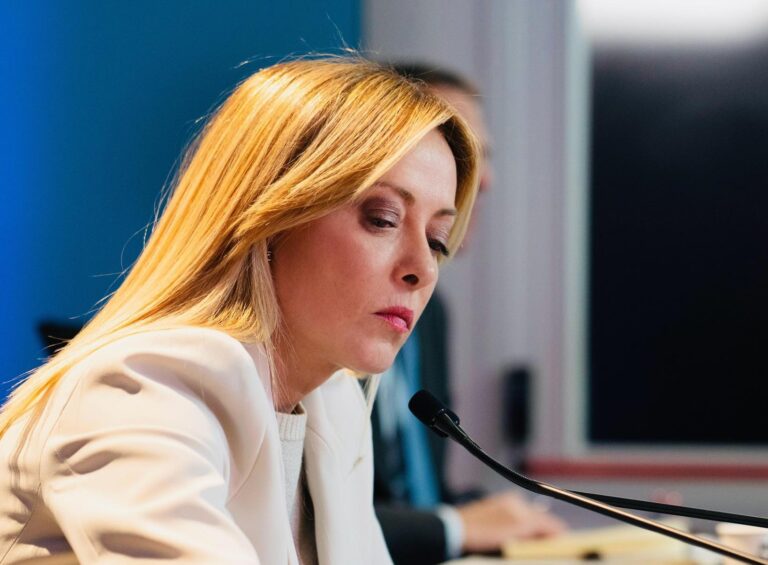 Caro carburanti, Meloni: “Tagliamo 25 centesimi al litro, combattiamo la speculazione”