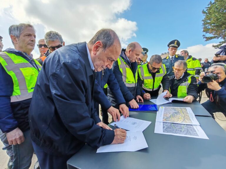 Niscemi, Schifani consegna i lavori di rifacimento della Regia trazzera e i primi due alloggi agli sfollati