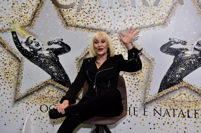 Raffaella Carrà aveva un figlio adottivo segreto. La Fondazione: “Scelta per proseguire le attività benefiche”