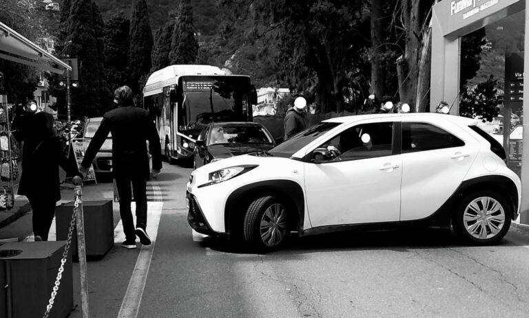Paura a Taormina, auto contromano rischia l’incidente in Via Pirandello