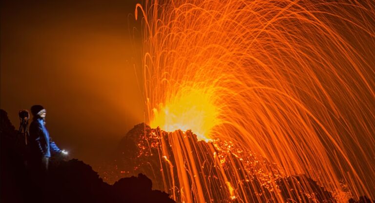 Lava del vulcano raggiunge l’oceano a Réunion dopo quasi 20 anni