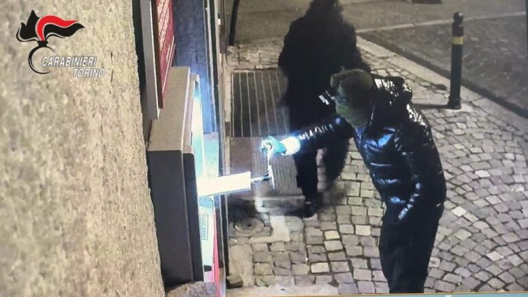 Assalto con esplosivo ad uno sportello Atm nel torinese: tre arrestati