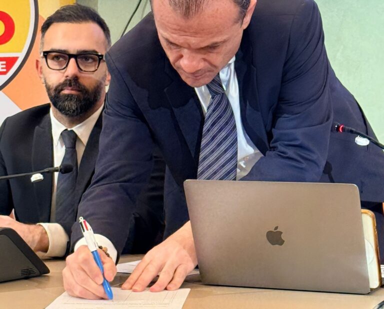 De Luca sgancia la bomba del 1 aprile: “ScN si dimette dall’Ars. Governo Schifani game over”