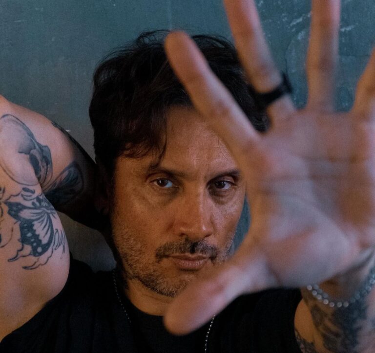 Fabrizio Moro: “Pippo Baudo mi ha salvato. Facevo il cameriere e lui mi ha dato coraggio”