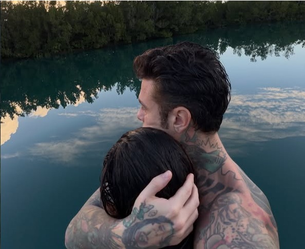 “Male necessario” di Fedez, la dedica con il graffio oltre la musica