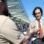 Damiano David e Dove Cameron salutano Taormina tra sogni di nozze e l'abbraccio dei fans in aeroporto 9 IMG 2981 e1777448584798