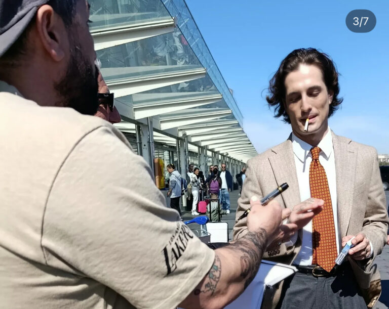Damiano David e Dove Cameron salutano Taormina tra sogni di nozze e l’abbraccio dei fans in aeroporto