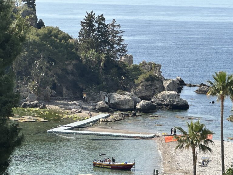 Isola Bella, una discussa passerella temporanea per favorire i lavori a Villa Bosurgi