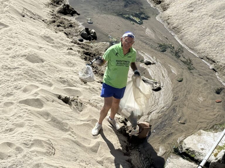 La lezione del maratoneta Ferrara in spiaggia a Naxos: “Chi ama la natura, ama se stesso”