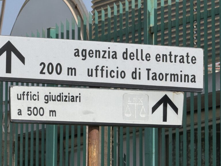 Taormina, il rebus della segnaletica a Trappitello tra uffici chiusi da anni e indicazioni confuse