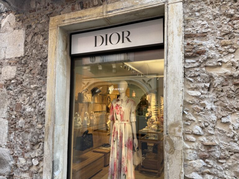 LVMH, Dior traina il fashion nel primo trimestre 2026: il Medio Oriente non spaventa Arnault 
